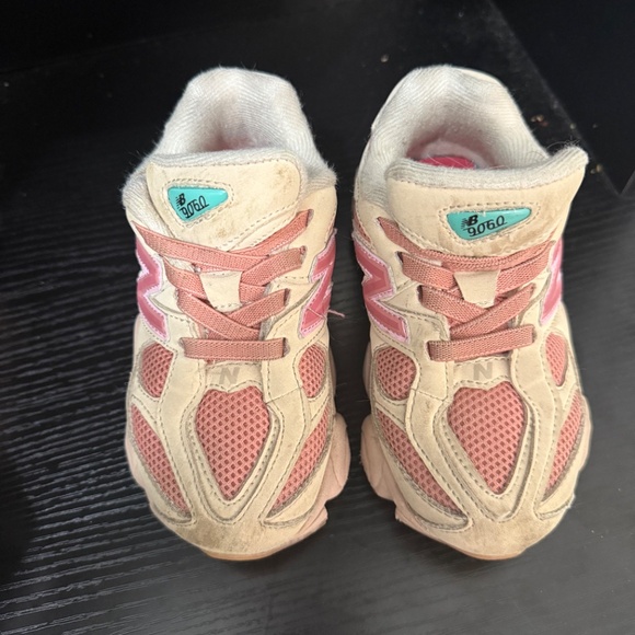 Girls New Balance Sneakers - Picture 2 of 4